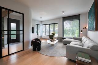 <p>Welkom in de Elsdonkwijk.<br />Een groene, residentiële buurt die al jaren tot de meest geliefde plekjes van Edegem behoort. Rustige straten, karaktervolle woningen en vooral: dat fijne gevoel van wonen net buiten de drukte.<br />En in één van deze straten, staat deze prachtige halfopen woning</p>
<p>In 2020 werd ze volledig, hoogwaardig gerenoveerd.<br />We komen binnen in een inkomhal met apart gastentoilet en vestiaire.<br />Via de stalen binnendeur ga je de leefruimte binnen.<br />Royaal, licht en gezellig met grote ramen. Het verlijmde parket en het maatwerk zetten meteen de toon.<br />Achteraan wacht de plek waar waarschijnlijk het grootste deel van het dagelijkse leven zal plaatsvinden: De leefkeuken.<br />Groot, open en gemaakt om rond dat royale eiland te leven. 's Ochtends een snelle koffie. Huiswerk terwijl er gekookt wordt. Vrienden die tijdens het aperitief allemaal rond het eiland verzamelen.<br />De keuken werd volledig op maat gemaakt, afgewerkt met marmer en uitgerust met Miele-toestellen, waaronder twee combi-ovens en een hogedrukstoomoven.<br />Voor wie graag kookt: gevaarlijk leuk.<br />Voor wie niet graag kookt: misschien begin je er hier vanzelf aan...</p>
<p>En dan is er nog een ruimte waarvan je pas beseft hoe fantastisch ze is wanneer je er woont.<br />De berging/garage.<br />Rechtstreeks verbonden met de keuken, de tuin en de oprit.<br />Fietsen binnenzetten? Boodschappen uitladen? Modderige schoenen die liever niet eerst een rondleiding door het huis krijgen?<br />Hier kan het allemaal.</p>
<p>De grote raampartijen trekken het buitenleven mee naar binnen. De polybeton loopt door richting tuin en zorgt voor een mooie verbinding tussen beide.<br />En de tuin, dat is een mooie, groene plek met veel privacy waar een lange tafel, een barbecue en een luie zondagmiddag perfect hun plaats vinden.<br /><br />We nemen de eiken trap naar boven.<br />Op de eerste verdieping bevinden zich drie slaapkamers en een prachtige badkamer.<br />Licht, rustig en mooi afgewerkt, met een ligbad, maatwerk badkamermeubel en een extra toilet.<br />De volledige tweede verdieping werd ingericht als een luxueuze master suite.<br />Een royale, bijzonder lichte slaapkamer, een dressing en een eigen ensuite badkamer vormen samen een heerlijk rustig toevluchtsoord.</p>
<p>En achter al dat moois zit minstens evenveel aandacht voor wat je niet meteen ziet.<br />De woning werd in 2020 grondig aangepakt: volledig vernieuwde dakconstructie, nieuwe binnendeuren, nieuwe trappen en doorgedreven maatwerk van Carl Helsmoortel.<br />Zelfs de berging kreeg vloerverwarming en de mogelijkheid om wasmachine en droogkast te plaatsen.</p>
<p>De woning is volledig onderkelderd.<br />Bergruimte genoeg dus voor koffers, kerstversiering, wijn en alle spullen waarvan je al drie jaar beweert dat je ze binnenkort gaat uitzoeken.<br />Dit is zo'n renovatie waarbij werd nagedacht hoe een huis echt gebruikt wordt.<br />Van de kelder tot het dak.<br />Van de keuken tot de tuin.<br />En precies daarom klopt het hier.</p>
<p><strong>Troeven</strong><br />- Residentiële ligging in de Elsdonkwijk<br />- Mooie halfopen bebouwing<br />- Volledige hoogwaardige renovatie in 2020<br />- Zeer ruime open leefkeuken met eiland<br />- Multifunctionele garage met rechtstreekse toegang tot keuken en tuin<br />- 4 kamers<br />- Volledige masterverdieping met dressing en ensuite badkamer<br />- Mooie tuin<br />- Maatwerk doorheen de woning<br />- Volledig vernieuwde dakconstructie<br />- Kelder<br />- Vernieuwde oprit en riolering<br />- Vraagprijs is richtprijs</p>