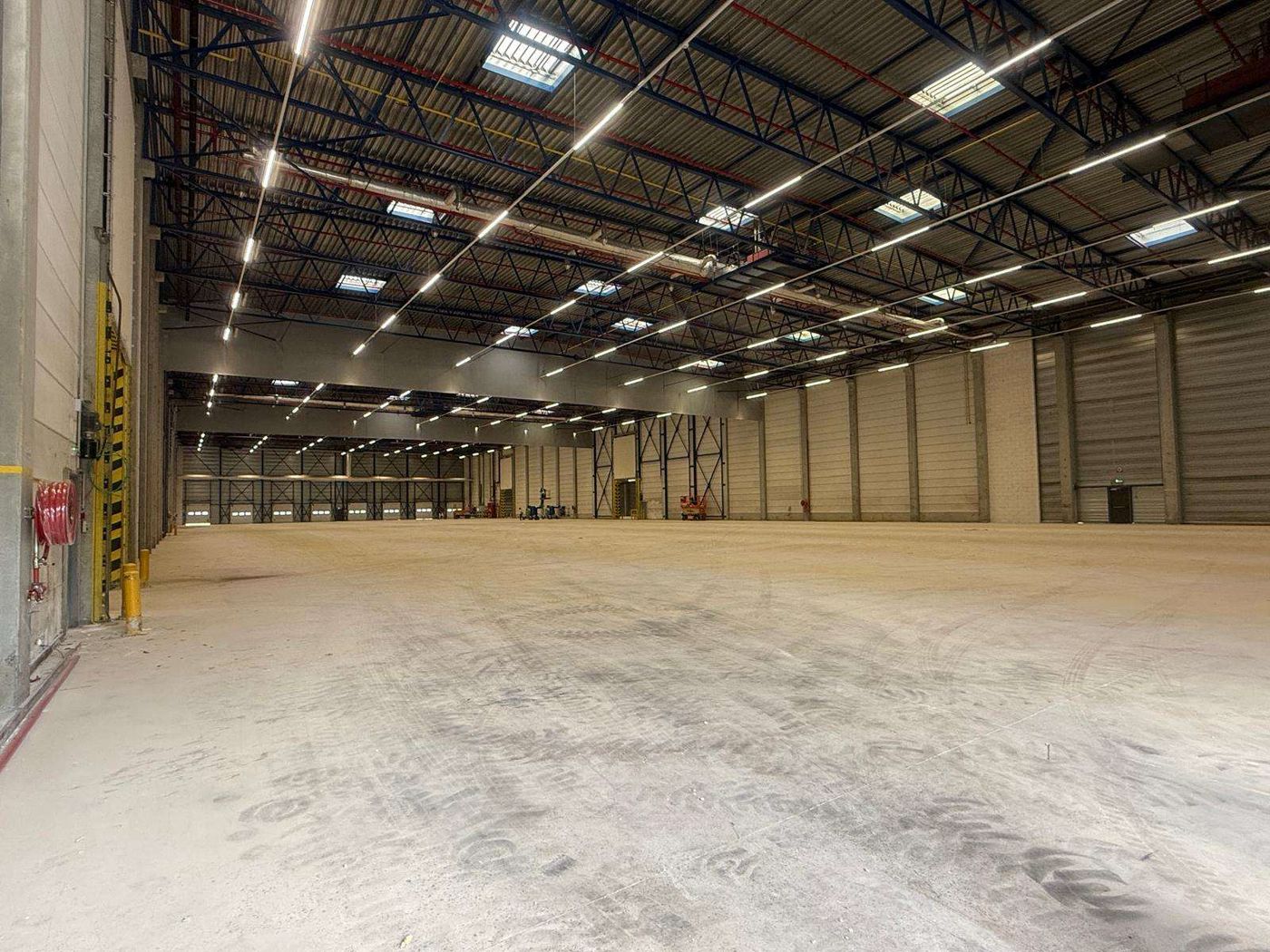 Warehouse 5,406 m² with 8 loading docks for rent - photo 1
