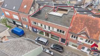 [[ DIT PAND NEEMT DEEL AAN DE ERA OPEN HUIZEN DAG OP 13/6 VAN 17:30 TOT 18:30 ]]
<p>Ben je op zoek naar een ruim gerenoveerd appartement met 2 slaapkamers, privatieve inkom en groot terras in Aalst? Gevonden!<br />Nabij het centrum van Aalst vind je dit gerenoveerd appartement met een uitzonderlijke bewoonbare oppervlakte van maar liefst 180 m². Dankzij de ligging op wandelafstand van winkels, openbaar vervoer, het station, scholen en het bruisende stadscentrum geniet je hier van alle comfort binnen handbereik. Bovendien beschikt het appartement over een gunstig EPC, een vernieuwd plat dak en een conforme elektrische keuring, waardoor je zorgeloos kan genieten van een energiezuinige en toekomstgerichte woonst. Ook voor investeerders vormt deze eigendom een interessante opportuniteit dankzij de combinatie van ruimte, ligging en sterke verhuurbaarheid.</p>

<p>De privatieve ingang op het gelijkvloers zorgt meteen voor een exclusief gevoel en biedt toegang tot de trap naar de eerste verdieping én tot de ruime kelderverdieping met kelderberging.<br />Op de verdieping word je verwelkomd in een indrukwekkende leefruimte met gezellige zithoek en eetplaats. De grote raampartijen zorgen voor een aangename lichtinval en versterken het ruimtelijke gevoel. Aansluitend bevindt zich de grote veranda die naadloos overgaat in het uitzonderlijk ruime terras, waar rust en privacy centraal staan. Verder beschikt het appartement over twee zeer ruime slaapkamers, waarvan één met dressing, een badkamer uitgerust met wastafel, ligbad en douche, twee aparte toiletten, een volledig geïnstalleerde keuken met aansluitend een praktische berging en een extra buitenberging aan het terras.</p>