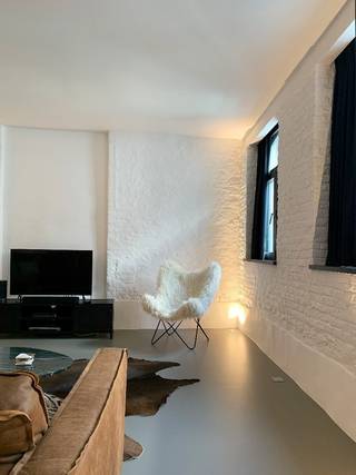 Deze unieke loft is gelegen op de eerste verdieping in een prachtig gerestaureerd gebouw uit 1910, ooit thuisbasis van de beroemde pianofabriek...