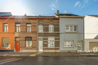 <p><span>Ontdek deze ruime woning met maar liefst vier slaapkamers, ideaal gelegen in het centrum van Vilvoorde. Een absolute troef van deze eigendom is het aangename uitzicht op de wandelpaden van het prachtige Achterham, waar u kunt genieten van een groene omgeving en ontspannende wandelingen, vlak bij het stadscentrum.</span></p>
<p><span>Dankzij de vier slaapkamers biedt de woning tal van mogelijkheden voor gezinnen die op zoek zijn naar ruimte en comfort. De kamers kunnen bovendien flexibel worden ingericht als kinderkamers, bureau of hobbyruimte, afhankelijk van uw persoonlijke behoeften.</span></p>
<p><span>De ligging vormt een bijzondere meerwaarde: u woont op wandelafstand van het centrum van Vilvoorde, met winkels, horecazaken, scholen en andere dagelijkse voorzieningen in de buurt. Tegelijkertijd bevindt u zich vlak bij het Achterham, een aangename omgeving om even tot rust te komen en te genieten van een wandeling in het groen.</span></p>
<p><span>Ook parkeren is hier bijzonder praktisch. Vlak om de hoek bevindt zich een parking met plaats voor ongeveer 100 auto's. Bovendien zijn er op minder dan 100 meter nog drie grote parkings beschikbaar. Zo beschikt u over ruime parkeermogelijkheden in de onmiddellijke omgeving.</span></p>
<p><span>De combinatie van vier slaapkamers, een centrale ligging en het uitzicht op de wandelpaden van het prachtige Achterham maakt deze woning bijzonder interessant voor wie stedelijk wil wonen zonder het contact met de natuur te verliezen.</span></p>
<p><span>Bent u op zoek naar een ruime gezinswoning op een centrale locatie, met groen in de directe omgeving en uitstekende parkeermogelijkheden? Dan is deze woning in Vilvoorde zeker een bezoek waard!</span></p>