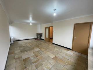 Appartement met interessante ligging, gelegen op de tweede verdieping (links) en bestaande uit: inkomhall met aparte wc, living, ingerichte keuken,...