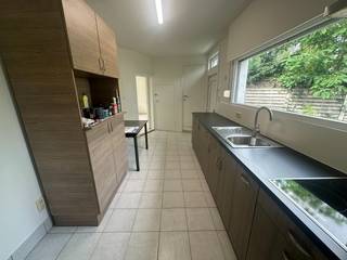 BEZOEKMOMENT VOLZET!<br />Deze vrijstaande woning werd recent gerenoveerd, ze is rustig gelegen nabij de wijk Don Bosco.<br />Indeling: knusse leefruimte, keuken (oven, spoelbak en dampkap), gelijkvloerse slaapkamer of hobbyruimte/bureel, gelijkvloerse badkamer (met inloopdouche), praktische wasplaats en een inpandige garage (die dienst doet als berging).<br />De verdieping herbergt nog 2 slaapkamers, een voutekamer en een grote zolderberging.<br />De buitenomgeving omvat de achtertuin en een carport.<br />Instapklare woning, gerenoveerd, met recente verwarmingsketel én zonnepanelen, dus energiezuinig.<br />Hier geniet je van rustig wonen op fietsafstand van centrum Torhout en vlakbij Don Bosco met school, winkels en ontspanning.