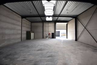 Goed gelegen nieuwbouw KMO-unit met een oppervlakte van 267m² (14,44m breed x 18,52m diep) op bedrijventerrein Kunstdal te Eeklo.De loods heeft een...