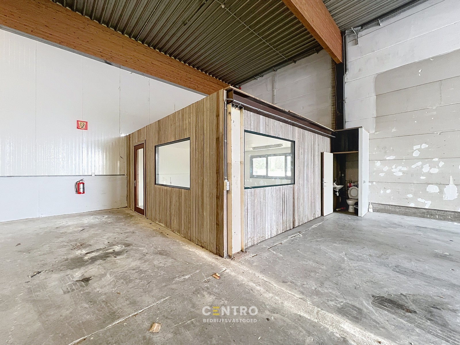 Instapklaar magazijn (600 m2) met mezzanine en geïntegreerd kantoor langs de N8 te Elverdinge (Ieper). Ambachten toegestaan ! - foto 3