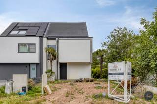 Deze opvallende woning uit 2019 is een unieke kans voor wie houdt van moderne architectuur, comfort én een tikkeltje luxe. Gelegen op een perceel van 550 m² combineert deze HO bebouwing een strak design met een onmiskenbaar vakantiegevoel. De royale raampartijen, zwevende trap, en vloeiende leefruimtes geven je elke dag het gevoel in een high-end villa te wonen. Binnen is het comfort van het hoogste niveau: driedubbele alu beglazing, een warmtepomp, vloerverwarming, ventilatiesysteem D en domotica zorgen voor een duurzaam én gezond binnenklimaat. De leefruimte is volledig open met aansluitend de zeer ruime keuken met kookeiland.<br /><br />De absolute eyecatcher? De volledig ingerichte kelderverdieping, waar je een private wellness met ingebouwd zwembad aantreft – dé plek om tot rust te komen na een drukke dag. De woning telt momenteel één afgewerkte badkamer; een tweede is technisch voorzien bij de master bedroom en wacht enkel nog op de montage samen met de trap naar de 2de verdieping. (vandaag met ladder te bereiken)<br /><br />Hoewel er dus nog enkele elementen afgewerkt moeten worden, (binnendeuren, trap, terras,...)ligt het potentieel hier bijzonder hoog. Deze woning biedt de perfecte mix van hedendaagse technologie, design en ontspanning – een unieke woning voor wie durft!<br /><br />Voor meer info of een bezoek:<br />📧 joeri.vandeven@homixx.be<br />📞 016/199.346<br />📸 Meer foto's en info via: www.homixx.be