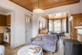 <p><span>Welkom in deze verzorgde gezinswoning in Anzegem, gelegen op een mooi perceel van 1.205 m². De woning combineert aangename leefruimtes met 3 slaapkamers, een dressing, een ruime garage en een diepe tuin met achterliggende weide.</span></p><p><span>De lichtrijke leefruimte bestaat uit een gezellige zithoek en eetplaats en krijgt extra karakter door de houten plafonds en authentieke accenten. Aansluitend bevindt zich de praktische keuken met voldoende kastruimte en ontbijthoek. De badkamer is uitgerust met ligbad, lavabo en toilet.</span></p><p><span>Op de verdieping bevinden zich 3 volwaardige slaapkamers en een praktische dressing.</span></p><p><span>Ook technisch biedt deze woning mooie troeven: 15 zonnepanelen met thuisbatterij, zwarte aluminium ramen met dubbel glas, vliegenramen en rolluiken doorheen de woning.</span></p><p><span>Buiten geniet u van een ruim terras, een volledig omheinde tuin en een gedraineerde weide. De achterzijde van het perceel paalt bovendien aan natuurgebied, wat zorgt voor een bijzonder rustige en groene omgeving.</span></p><p><span>Een verzorgde woning met veel ruimte, privacy en een mooie combinatie van wooncomfort en buitenbeleving.</span></p>