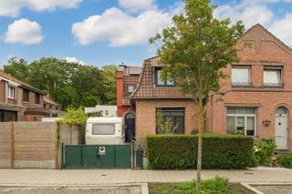 Sur la Weerstandlaan à Borgerhout, dans le quartier populaire des jardins près de Rivierenhof, cette maison mitoyenne avec deux chambres à...