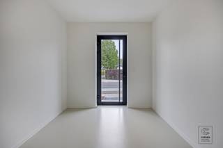 De woning van ca. 230 m² verwelkomt u via een royale inkomhal met apart gastentoilet. Vanuit de hal bereikt u de ruime en lichtrijke leefruimte van...