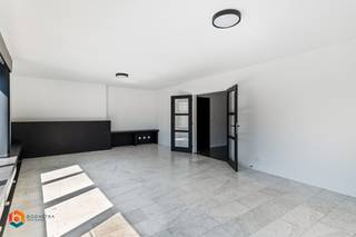 Op een uitstekende locatie te Mechelen bevindt zich dit recent gerenoveerde appartement, gelegen op wandelafstand van het centrum. Het bruisende stadscentrum van Mechelen met zijn cultuuraanbod, stadsbioscoop, horeca en scholen liggen op wandelafstand. Tevens geniet u van een uitstekende bereikbaarheid vlakbij belangrijke invalswegen.<br /><br />We betreden het appartement via de inkomhal met vestiaire. De lichtrijke leefruimte kunt u inrichten met een gezellige zithoek en een aparte eetplaats. Naast de leefruimte bevindt zich de keuken, de welke mooi is geïntegreerd in het geheel en voorzien van de voornaamste toestellen. Naast de keuken bevindt zich een terras. De nachthal geeft verder toegang tot twee ruime slaapkamer, de badkamer met lavabo, toilet en douche. De gemeenschappelijke kosten bedragen €85 per maand.<br /><br /><strong>U dient een bezoekaanvraag in te dienen via het zoekertje op onze website via de knop "vraag bezoek aan".</strong><br /><br />Dit is een uitstekende opportuniteit als u op zoek bent naar een gerenoveerd appartement met 2 slaapkamers op een uitstekende locatie te Mechelen. Contacteer ons voor meer informatie op of neem een kijkje op www.boonstravastgoed.be .<br /><br />Bijzonderheden:<br />- 2 slaapkamers<br />- Uitstekende ligging<br />- Recent gerenoveerd