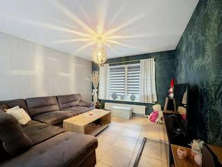 L'appartement du rez-de-chaussée est situé à deux pas du centre de Zulte et bénéficie d'un emplacement idéal à proximité de différentes routes d'accès, offrant une connexion fluide vers Waregem et Deinze. <br /><br /><br />MISE EN PAGE :<br /><br />- hall d'entrée <br />- toilettes <br />- espace de vie spacieux<br />- cuisine installée <br />- hall spacieux <br />- chambre 1<br />- chambre 2<br />- salle de bain avec lavabo et cabine de douche <br /><br />AVANTAGES :<br />+ 2 chambres<br />+ appartement au rez-de-chaussée<br />+ espace de vie spacieux <br />+ petite résidence <br />+ EPC favorable <br /><br /><br /><br />Les images générées par l’IA sont fournies en guise d'inspiration. Elles ne tiennent pas compte des spécifications techniques, ni des renseignements urbanistiques, ni des possibilités concrètes de réalisation.
