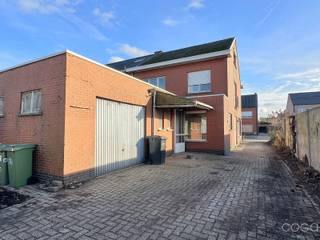 Volledig te renoveren gezinswoning met veel potentieel op 350 m² in Sint-Lenaarts.Deze ruime woning met tal van mogelijkheden is gelegen in een...