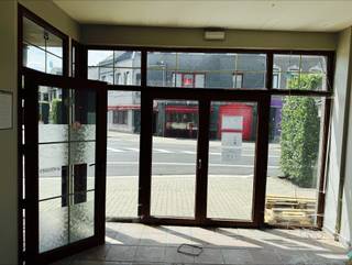 <p><strong>HANDELSRUIMTE MET APARTE WOONST</strong></p>
<p><strong><u>1/ Handelsruimte </u></strong><u>(100m²)</u></p>
<ul>
<li><strong>Etalageraam </strong>: afgewerkt met vernieuwde, houten ramen, dubbele beglazing en glazen inkomdeur</li>
<li><strong>Verbruiksruimte<u>: </u></strong></li>
<li><strong>Toog </strong></li>
<li><strong>2 WC’s </strong></li>
<li><strong>Aparte keuken : </strong>ingericht met spoelbak en CV ketel op aardgas</li>
<li><strong>Lichtkoepel:</strong> voorzien in het achterste gedeelte</li>
<li><strong>Diversen: </strong>op tegelvloer</li>
</ul>
<p><strong> </strong></p>
<p><strong><u>2/ Triplexappartement </u></strong><u>(94m²)</u></p>
<ul>
<li><strong>Aparte inkomdeur: Inkomhal </strong>met houten trap naar de 1<sup>e</sup> verdieping</li>
</ul>
<p><strong><u>1<sup>e</sup> verdieping</u></strong> (49m²):</p>
<ul>
<li><strong>Living </strong>(20m²): gelegen aan de voorzijde. Met kachel op aardgass</li>
<li><strong>Keuken </strong>(16m²): gelegen aan de achterzijde. Standaard ingericht met elektrische kookplaat, dampkap, oven, aansluiting wasmachine. Grenst aan het <strong></strong></li>
<li><strong>Dakterras </strong>(30m²): met aangrenzende<strong> berging </strong>in baksteen.</li>
<li><strong>Berging </strong>(15m²): gelegen op het dakterras. Bakstenen constructie.</li>
<li><strong>Badkamer </strong>(5m²): deels betegeld en ingericht met WC1, wastafel en inloopdouche.</li>
<li><strong>Trap : </strong>naar 2<sup>de</sup> verdieping</li>
<li><strong>Diversen: </strong>Op tegelvloeren (excl. de badkamer)</li>
</ul>
<p><strong><u>2<sup>de</sup> verdieping</u> </strong>(42m²)<strong>: </strong></p>
<ul>
<li><strong>Slaapkamer 1 (</strong>20m²): gelegen aan de voorzijde met houten trap naar de 3<sup>de</sup> verdieping</li>
<li><strong>Slaapkamer 2 </strong>(20m²): gelegen aan de achterzijde</li>
<li><strong>WC2</strong></li>
</ul>
<p><strong><u>3<sup>DE</sup> verdieping</u></strong> (30m²):</p>
<ul>
<li><strong>Slaapkamer 3 </strong>(30m²): Reeds vernieuwd en voorzien van nieuw onderdak, dakraam.</li>
</ul>
<p><strong> </strong>Met mogelijkheid<strong> Slaapkamer 4 /extra slaapkamer </strong></p>