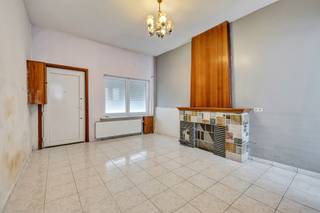 <p>Voor meer info of een bezoek, bel 053 59 49 31 - Deze woning, gelegen in een rustige straat, biedt tal van mogelijkheden en is ideaal voor jonge gezinnen of koppels die hun eerste stap op de vastgoedmarkt willen zetten. Op het gelijkvloers bevindt zich een ruime inkomhal, <strong>een gezellige leefruimte met een koepel die zorgt voor veel natuurlijke lichtinval</strong>, en een open keuken. Daarnaast is er ook een badkamer op het gelijkvloers aanwezig. De eerste verdieping telt <strong>twee volwaardige slaapkamers</strong>, een apart toilet en <strong>een zonnig dakterras</strong>. Deze zolderruimte biedt het potentieel om, na afwerking,<strong> extra kamers te creëren</strong>, wat de woning extra interessant maakt voor wie op zoek is naar bijkomende ruimte. Tot slot beschikt de woning over <strong>een knusse en onderhoudsvriendelijke tuin</strong>. Rustige ligging met goede bereikbaarheid -<strong> Dak volledig vernieuwd (zowel het plat dak als het zadeldak)</strong> - Zonnig terras en tuin - Uitbreidingsmogelijkheden op zolder - Ideale starterswoning</p>