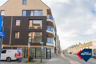 Bent u op zoek naar de perfecte locatie voor uw onderneming in Oostende? Dan is dit uw kans! In de nieuwbouw residentie Pigeon, gelegen op de hoek van de Duivenhokstraat en Nieuwpoortsesteenweg, bieden wij een modern handelsgelijkvloers/kantoorruimte aan. Deze ruimte is uitermate geschikt voor diverse commerciële activiteiten of als professionele kantoorruimte. Mis deze unieke kans niet en zet uw bedrijf in de schijnwerpers op een toplocatie in Oostende. Neem vandaag nog contact met ons op voor meer informatie of een bezichtiging.