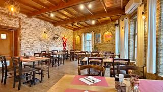 Op de Kleine Markt van het pittoreske kunstenaarsdorp Watou bevindt zich dit charmante en volledig ingerichte restaurant met woongelegenheid...