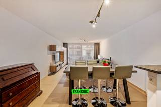 Dit ruime tweeslaapkamerappartement is gelegen aan Petit Paris te Oostende. In de omgeving zijn er talrijke buurtwinkels, openbaar vervoer en...