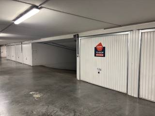  * Gesloten, ruime garagebox te koop op een centrale locatie (op 5 min. wandelen van het strand); * Gelegen op verdieping -2 van residentie Symfonie;...