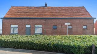 <p>Bent u op zoek naar een woning met uitbreidingsmogelijkheden zoals <strong>bijvoorbeeld een praktijkruimte</strong> aan huis, gelegen op een mooi diep perceel <strong>met vrij zicht over weilanden</strong>?</p>
<p>Dan is deze eigendom iets voor u!</p>
<p><br />Gelegen op 815 m² grond met een achterliggende tuin van 11 are, biedt deze woning tal van mogelijkheden.</p>
<p><u>Indeling van de woning:</u></p>
<p>Ruime leefruimte met gashaard; ideaal voor gezellige avonden, ingerichte eetkeuken voorzien van granieten werkblad, slaapkamer, badkamer met ligbad, toilet en wastafel, polyvalente ruimte (ideaal als 2e slaapkamer, extra badkamer of bureau). Een 3<sup>e</sup> extra slaapkamer is te bereiken via een tussenruimte die verder verbinding staat met de vaste trap naar de zolderverdieping bereikbaar via een tussenruimte.<br />Via een vaste trap toegang tot de zolderverdieping, waar extra kamers kunnen worden ingericht. Hier bevindt zich momenteel ook een 4<sup>e</sup> slaapkamer.</p>
<p><u>Huidige inpandige stal (rechts van de woning): </u></p>
<p>De huidige stal kan perfect omgebouwd worden naar een <strong>praktijkruimte aan huis, zoals bijvoorbeeld een schoonheidsinstituut, kiné-praktijk,</strong>… ofwel als uitbreiding van het bestaande woongedeelte.</p>
<p><u>Buitenruimte</u>:</p>
<ul>
<li>Vrijstaande garage en bijgebouwen</li>
<li>Ruime tuin</li>
<li>prachtig vrij zicht over weilanden ; uniek!</li>
</ul>
<p><u>Ligging</u>:</p>
<ul>
<li>Rustige, landelijke omgeving met vlotte verbinding tussen Dessel en Geel.</li>
<li>Op slechts 2 km van het centrum, dicht bij winkels en voorzieningen.</li>
</ul>
<p><u>Extra informatie:</u></p>
<ul>
<li>Renovatieplicht van toepassing.</li>
</ul>
<p></p>
<p>Snelle beslissers weten hier ongetwijfeld iets moois van te maken. Interesse? <br />Neem contact op voor een bezichtiging op het nummer 014 72 83 77 ofwel rechtstreeks via dossierbeheerder Els Dobbelaere op het nummer 0467 015 811.</p>
<span></span>