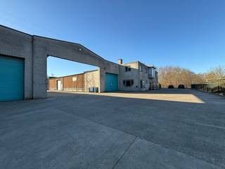 <u><strong>Te huur in Lanaken, Industrieweg 1B</strong></u><br />Op zoek naar een strategisch gelegen bedrijfshal met kantoorruimte? Deze locatie op de Industrieweg 1B in Lanaken biedt uitstekende zichtbaarheid en bereikbaarheid. De Nederlandse grens situeert zich op slechts 8 minuten afstand. Maasmechelen en de E314-oprit zijn gelegen op 10 minuten afstand. <br /><br /><u><strong>Indeling &amp; voorzieningen</strong></u><br />Bij binnenkomst betreed je de inkomhal, die toegang biedt tot het kantoor (ca. 95 m²) en de bedrijfshal (ca. 385 m² inclusief entresol).<br /><br />Het kantoor kijkt uit op zowel de straatzijde als de loods en beschikt over:
<ul>
	<li>Inkomhal</li>
	<li>Bureauruimte</li>
	<li>Een toiletruimte met aparte dames- en herentoiletten</li>
	<li>Een keuken</li>
	<li>Bergruimte</li>
</ul>
<br />De bedrijfshal is ideaal voor opslag en productie en beschikt over:
<ul>
	<li>Een elektrische sectionaalpoort (5 m breed x 3,93 m hoog), recent onderhouden en gekeurd</li>
	<li>Zonnepanelen</li>
	<li>Een alarm- en camerasysteem (afzonderlijk bedienbaar)</li>
	<li>Een betonnen vloer, die nog wordt afgewerkt door de eigenaar</li>
</ul>
<br />Afmetingen bedrijfshal
<ul>
	<li>Plafondhoogte: 4 m – 4,6 m (schuin dak)</li>
	<li>Oppervlakte: 22 m x 17,5 m</li>
	<li>Entresol: 3,3 m x 7,3 m</li>
</ul>
<br />Aan de voorzijde zijn er voldoende parkeerplaatsen voor zowel personeel als klanten.<br /><br /><u><strong>Kenmerken</strong></u><br />✔ Toplocatie<br />✔ Totale vloeroppervlakte: ca. 480 m² (kantoor + loods) <br />✔ Voorzien van LED-verlichting, 220V &amp; 380V<br />✔ Voldoende watervoorzieningen in de hal<br />✔ Hoogte loods: ± 4 m | Poorthoogte/breedte: 3,93 m / 5 m<br /><br /><u><strong>Huurvoorwaarden</strong></u>

<ul>
	<li>Huurprijs: € 2.500/maand</li>
	<li>Waarborg: 3 maanden</li>
	<li>Onroerende voorheffing, nutsvoorzieningen en verbruik zijn ten laste van de huurder</li>
</ul>
<br />- De eigenaars zijn nog bezig met de afwerking van de ruimtes -<br />!Let op niet heel het gebouw zal worden verhuurd!<br /><br /><em>- Het plan van de loods en bijhorende kantoorruimte kan u terugvinden onder downloads - </em><br /><br />Interesse? Neem snel contact met ons op via <span><strong>089 23 44 22</strong></span> of mail naar <span><strong>info@immoverslegers.be</strong></span>!