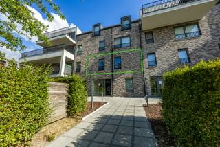 Op de eerste verdieping van Residentie De Markt, midden in het centrum van Zwevegem, bevindt zich dit verzorgde en lichtrijk appartement van...