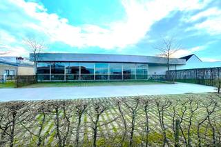 <br /><strong>Ruime en moderne showroom van 960m² </strong>op een centrale ligging op de industriezone Vliegplein te Maldegem met een vlotte bereikbaarheid en nabij alle hoofdwegen. (N9 / N44 Aalter / E34 Antwerpen-Knokke)<br />Er zijn 15 parkeerplaatsen beschikbaar en laadfaciliteiten voor elektrische voertuigen.<br /> <br />De showroom is ruim en multifunctioneel, ook als kantoorruimte te gebruiken. Achteraan de showroom zijn bureelruimtes aanwezig.<br /><br />Aansluitend bevind zich een magazijn van 840m² met een sectionaalpoort op de zijkant van het gebouw, met een optimale bereikbaarheid voor elk type vervoer. <br />Dit magazijn is niet inbegrepen maar kan mee gehuurd worden. <br /><br /> <br /><strong>Specificaties</strong><br /><br />verwarming<br />verlichting<br />keuken/bar<br />toiletten dames/heren<br />burelen achteraan<br /> <br /> <br /><strong>Financieel</strong><br />huurprijs jaarlijks te indexeren<br />onroerende voorheffing ten laste van de huurder<br />waarborg 3 mnd huur<br />éénmalige kosten ten laste van de huurder met betrekking tot de huurovereenkomst :<br />50% van de kosten plaatsbeschrijving + registratierecht FOD Fin.<br />alle verdere info op aanvraag<br /> <br />Beschikbaarheid<br />vanaf 1 juni 2025<br /> <br /> <br /> <br /><strong>Contacteer ons voor meer info of een vrijblijvend bezoek.<br />Bezoek enkel of afspraak met de makelaar<br /><em>bel 050 72 01 61 <br />wim@biz-connect.be</em></strong>