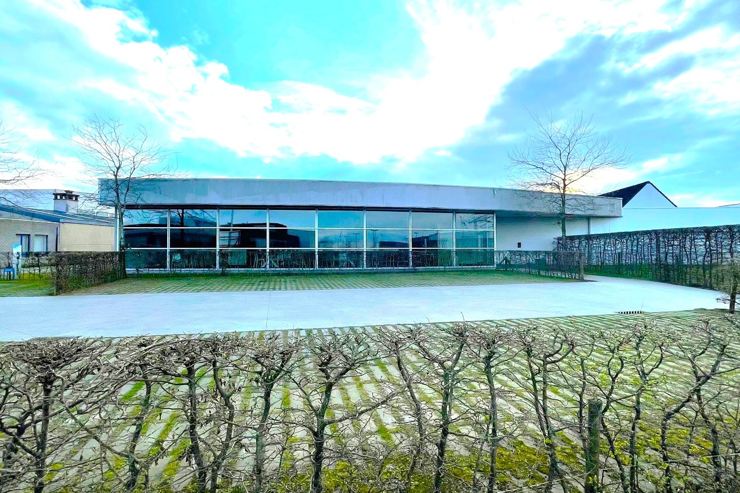 bedrijfsgebouw | 960m² showroom, kantoren en parking - foto 2
