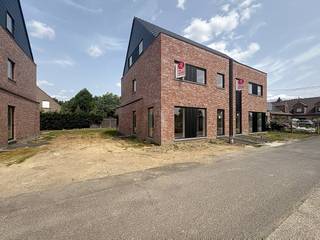 Dit nieuwbouwproject omvat 3 ruime woningen telkens met carport en tuin, gelegen in een rustige woonwijk in Desselgem.Het project omvat 1...