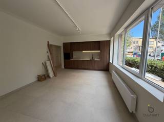<p><span>Dit gerenoveerde gelijkvloers appartement combineert comfort, licht en een moderne uitstraling in de Tentoonstellingswijk, De Singel.</span></p><p><span>Het appartement heeft een aangename oppervlakte van 67 m² en geniet dankzij de grote raampartijen van veel natuurlijke lichtinval. Alles werd met oog voor detail vernieuwd, waardoor het appartement volledig instapklaar is.</span></p><p><span>De stijlvolle leefruimte sluit mooi aan op de moderne, volledig uitgeruste keuken, die een echte blikvanger vormt. Het geheel wordt afgewerkt met een elegante beige tegelvloer, die zorgt voor een warme en tijdloze sfeer doorheen het appartement.</span></p><p><span>Verder beschikt het appartement over twee slaapkamers en een smaakvol vernieuwde badkamer met een comfortabele inloopdouche.</span></p><p><span>Ook energetisch zit je goed: er wordt een nieuw EPC met label B voorzien.</span></p><p><span>De ligging is bijzonder praktisch. Je woont vlak bij een mooi park, met een bakker, apotheek en andere voorzieningen op korte afstand. Dankzij de nabijheid van belangrijke invalswegen zijn ook de rest van Antwerpen en de omliggende gemeenten vlot bereikbaar.</span></p><p><span>Een uitstekend gerenoveerd appartement voor wie op zoek is naar comfort, een moderne afwerking, veel licht en een gunstige ligging. Absoluut de moeite waard om te ontdekken!</span></p><p><span> </span></p><p><span>Vaste kosten bedragen €75 p/mnd + €15 voorschot op de CV ketel.</span></p><p><span> </span></p><p><span>Onmiddellijk beschikbaar.</span></p><p><span> </span></p>