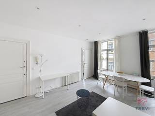 <p><strong>BRUSSEL, vlakbij de Europese instellingen, in de buurt van openbaar vervoer en winkels, gemeubileerde studio van ±35 m² op de 2e verdieping van een gebouw zonder lift, bestaande uit een woonkamer van ±24 m², een ingerichte keuken (kookplaten, afzuigkap, koelkast/vriezer) en een doucheruimte (douche, toilet, wastafel). Voorziening voor servicekosten van 60 €/maand (koud water, gemeenschappelijke ruimtes). EPC G. Direct beschikbaar! Afmetingen ter indicatie.</strong></p>
<p></p>
<p><u>Op de 2e verdieping – appartement 7</u></p>
<p>- Woonruimte van ±24 m² (4,5 x 5,2)</p>
<p>- Ingerichte keuken (kookplaten, afzuigkap, koelkast/vriezer)</p>
<p>- Doucheruimte (douche, toilet, wastafel)</p>