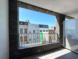 In de populaire Dam-wijk, een levendige en opkomende buurt in Antwerpen, bevindt zich dit instapklaar, recent appartement op de derde verdieping van een verzorgd gebouw met lift.<br />De omgeving biedt een ideale mix van stadsleven en bereikbaarheid: nabij Park Spoor Noord, het Eilandje, winkels, horeca, het MAS, openbaar vervoer en belangrijke invalswegen.<br /><br />Via de inkomhal kom je binnen in de lichtrijke leefruimte met open keuken. De keuken is voorzien van alle nodige apparatuur: vaatwasser, ijskast met vriesvak, combi-oven, keramische kookplaat en dampkap. Via de leefruimte krijgt u toegang tot het aangename zuidwestelijk georiënteerd terras. <br />De badkamer is voorzien van een tegelvloer, lavabomeubel en bad met douchefunctie.<br />Het appartement beschikt over 2 slaapkamers van 13 m² en 8 m².<br />Ook beschikt het appartement nog over een handige, aparte wasberging.<br /><br />Op de benedenverdieping kan u de garage terugvinden, dewelke mee zit inbegrepen in de prijs. <br /><br />De vaste maandelijkse kosten bedragen €100,00 per maand. <br /><br />Het appartement is beschikbaar vanaf 01.05.2026.<br /><br />Heeft u interesse en wenst u een bezoek ter plaatse in te plannen? Surf naar onze website www.vbvastgoed.be en klik op de groene knop "ik ben kandidaat"!
