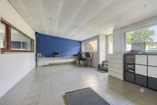Op een boogscheut van Ninove, in het landelijke Goeferdinge, vinden we deze instapklare woning.<br />De woning beschikt over 3 volwaardige slaapkamers en een zeer ruime open leefruimte met keuken, waar de grote lichtinval het heerlijk ruimtelijk gevoel nog meer benadrukken. De badkamer is zeer ruim en er zijn twee aparte toiletten. Achteraan bevindt zich een uitstekend geïsoleerde extra leefruimte, die apart wordt verwarmd met een pelletkachel. Deze gezellige ruimte biedt tal van mogelijkheden: als tweede zithoek, kantoorruimte, ontspanningsruimte of, dankzij de royale oppervlakte, eventueel ook voor een zelfstandige activiteit aan huis. Ook op energetisch vlak scoort deze woning uitstekend. Dankzij de zonnepanelen en het EPC-label B geniet u van met lage energiekosten. Buiten wacht een volledig afgesloten, ruime tuin waar rust en privacy centraal staan. Het grote gepolierde terras vormt samen met de gezellige lounge-pergola de ideale plek om te genieten van lange zomeravonden, een barbecue met vrienden of een rustig moment in het groen.<br />Troeven:<br />- zeer ruime eengezinswoning<br />- 3 volwaardige slaapkamers<br />- apart toilet boven<br />- tal van indelings- en gebruiksmogelijkheden<br />- EPC label B<br />- elektriciteit conform<br />- zonnepanelen<br />- grote afgesloten tuin<br />Contacteer Karin voor een afspraak op een van de bezoekmomenten: 0468/12 68 62 of karin@albert.immo.
