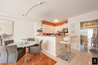 Appartement op een aantrekkelijke ligging met een zuidwestgericht terras aan de voorzijde en aan de achterzijde . <br />De brede leefruimte met open keuken vormt een aangenaam en functioneel geheel, ideaal voor zowel dagelijks comfort als ontspannen momenten. Het appartement beschikt over twee kamers: een volwaardige, ruime slaapkamer en een tweede kamer die flexibel kan worden ingericht als kinder-, werk- of logeerkamer.<br />Verder beschikt het appartement over een badkamer en een privatieve kelderberging in het gebouw. Mogelijkheid tot aankoop van een staanplaats aan €75.000.
