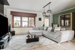 Aan de Groeneweg in Wieze vind je deze charmante, instapklare woning met een bewoonbare oppervlakte van maar liefst 259 m² op een perceel van 361 m².<br /><br />Met vijf slaapkamers, veel opslagruimte en twee privéparkeerplaatsen met laadpaal biedt deze woning alle ruimte voor een comfortabel gezinsleven.<br /><br />De ruime woonkamer vormt het hart van de woning en biedt volop plaats om samen te genieten met familie en vrienden.<br />De vijf slaapkamers bieden tal van mogelijkheden: van een volwaardige gezinsindeling tot een extra bureau, hobbykamer of logeerkamer.<br /><br />Ook aan opbergruimte is er geen gebrek.<br />De kelder en de vele opslagmogelijkheden achter de woning bieden plaats voor voorraad, materiaal en seizoensspullen.<br /><br />De aanwezige zonnepanelen met batterij van 15kWh zijn bovendien een mooie troef voor wie bewust met energie wil omgaan.<br />Aan de voorzijde beschik je over twee privéparkeerplaatsen en een laadpaal, zodat je ook je elektrische wagen gemakkelijk thuis kunt opladen.<br /><br />Een ideale woning voor wie ruim en rustig wil wonen, met praktische voorzieningen en plaats voor het hele gezin.