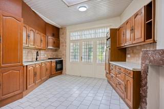 Op slechts 200 meter van het centrum bevindt zich deze aangename stadswoning met heel wat troeven. De woning combineert een centrale ligging met een praktische indeling, een gezellige stadstuin en een garage.
Bij het binnenkomen valt meteen de vele natuurlijke lichtinval op. De woning beschikt op het gelijkvloers over een hal, een leefruimte en een ruime keuken waarbij de karakteristieke deuren onmiddellijk in het oog springen. Op de eerste verdieping bevinden zich de badkamer en een slaapkamer en nog eens 2 slaapkamers op de 2de verdieping. Hierdoor is ze ideaal voor gezinnen, starters of wie graag wat extra ruimte heeft.
Een belangrijke troef is de zolderverdieping, die bereikbaar is via een vaste trap met de mogelijkheid tot bijvoorbeeld een extra slaapkamer, hobbyruimte of bureau. De woning is bovendien volledig onderkelderd (garage, wasplaats en berging). Ook technisch een belangrijk pluspunt: de elektrische installatie is conform.
Achteraan geniet u van een gezellig stadstuintje, ideaal om te ontspannen of gezellig buiten te zitten. Vooraan de woning is er een parkeerplaats, wat zorgt voor extra parkeergemak.
Dankzij de ligging op wandelafstand van het centrum bevinden winkels, horeca, scholen, openbaar vervoer en andere dagelijkse voorzieningen zich vlakbij.
Kortom een woning met een uitstekende ligging, praktische troeven en nog uitbreidingsmogelijkheden. Interesse? Contacteer ons via kurt@immoaccenta.be voor de kijkdag zaterdag 19 september tussen 9u-12u.