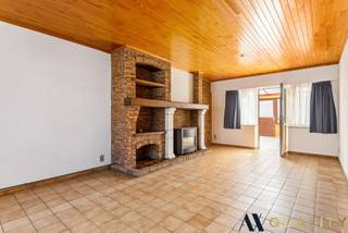 Deze gesloten bebouwing met ruim terras is gunstig gelegen nabij het centrum van Puurs-Sint-Amands, op wandelafstand van winkels, scholen en openbaar vervoer. De woning biedt een praktische indeling met op het gelijkvloers een inkomhal, een ruime leefruimte, een keuken, een berging en een apart toilet en veranda. Op de eerste verdieping bevinden zich drie slaapkamers en een badkamer. De zolderverdieping biedt extra bergruimte of mogelijkheden tot uitbreiding. Het ruime terras achteraan is ideaal voor wie graag buiten vertoeft in alle rust. De woning heeft een EPC-score van 578 kWh/m²/jaar en draagt het energielabel F (unieke code: 3645238). Voor verdere inlichtingen of een vrijblijvende bezichtiging kan u contact opnemen via het nummer 03/283.84.84 of per mail naar gert@ax-quality.be.