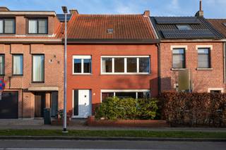 In het hart van Edegem, op wandelafstand van het bruisende centrum, vindt u deze uitzonderlijk brede rijwoning van 7,4 meter met drie...