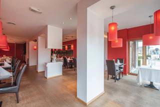 Riante horecazaak met woonst op een commerciële toplocatie te Tongeren. Dit voormalige restaurant is gelegen aan de Luikersteenweg, net buiten de stadskern richting winkelpark T-Forum. Visibiliteit gegarandeerd dus en ook de ruime parking is een grote troef.<br /><br />Het gebouw werd in 2007 grondig gerenoveerd en is als volgt ingedeeld: <br /><br />GELIJKVLOERS: <br /><br />- Inkom met vestiaire 8m2.<br />- Royale restaurantruimte van 101m2 goed voor zeker 58 zitplaatsen en voorzien van een royale toogopstelling. <br />- Toiletten m/v.<br />- Volledig, industrieel uitgeruste keuken van 40,76m2 met daarin ook een koelcel. <br />- Praktische voorraadruimte grenzend aan de keuken goed voor 32m2.<br />- Tweede inkom langs de rechterzijde van het gebouw, die uitkomt in de oorspronkelijke afhaalruimte van 14,8m2.<br />- Privatief is er een traphal naar het woongedeelte boven, een toilet en een kleine opbergruimte. <br /><br />EERSTE VERDIEPING: <br /><br />- Riante hal. <br />- Woonkamer van 38,6m2. <br />- Niet-uitgeruste keukenruimte van 7m2 die uitgeeft op de veranda van 11,5m2. <br />- Moderne badkamer voorzien van een ligbad-douche combinatie, toilet en lavabo. <br />- toilet apart.<br />- 2 Ruime slaapkamers van 9,6m2 en 13,5m2.<br /><br />TWEEDE VERDIEPING: <br /><br />- De tweede verdieping biedt nog eens drie (slaap)kamers met de volgende oppervlaktes: 6,5m2, 16,5m2 en 19,25m2. <br /><br />PERCEEL: <br /><br />Het gebouw is gelegen op een perceel van 5a30ca.