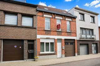 Deze instapklare woning combineert de charme van een klassieke stadswoning met modern comfort, gelegen in het centrum van Sint-Niklaas. De woning beschikt over vijf ruime slaapkamers en twee moderne badkamers, wat het ideaal maakt voor een groot gezin. De ruime en uitnodigende woonkamer is het hart van de woning, terwijl de aangrenzende eetkamer een gezellige en warme sfeer creëert. De gesloten keuken is volledig uitgerust met toestellen en biedt voldoende opbergruimte. Door de grote raampartijen stroomt er veel natuurlijk licht naar binnen, wat de gehele woning een open en sfeervolle uitstraling geeft.<br /><br />De woning beschikt over energielabel D en is volledig gerenoveerd met oog voor detail, waarbij zowel stijl als functionaliteit perfect op elkaar zijn afgestemd. De aangelegde tuin biedt een rustige plek om buiten te genieten, terwijl de inpandige garage zorgt voor extra gemak en veiligheid. Met de woning op een uitstekende locatie in het centrum van Sint-Niklaas heeft men alle voorzieningen binnen handbereik. Winkels, restaurants, scholen en openbaar vervoer liggen op loopafstand, en de uitvalswegen naar omliggende steden zijn snel te bereiken. Dit maakt de woning ideaal voor zowel stadsbewoners als forenzen.<br /><br />Deze woning biedt het perfecte balans tussen de levendige stad en een rustige, comfortabele woonomgeving. Mis deze unieke kans niet en neem snel contact op om een bezichtiging in te plannen.