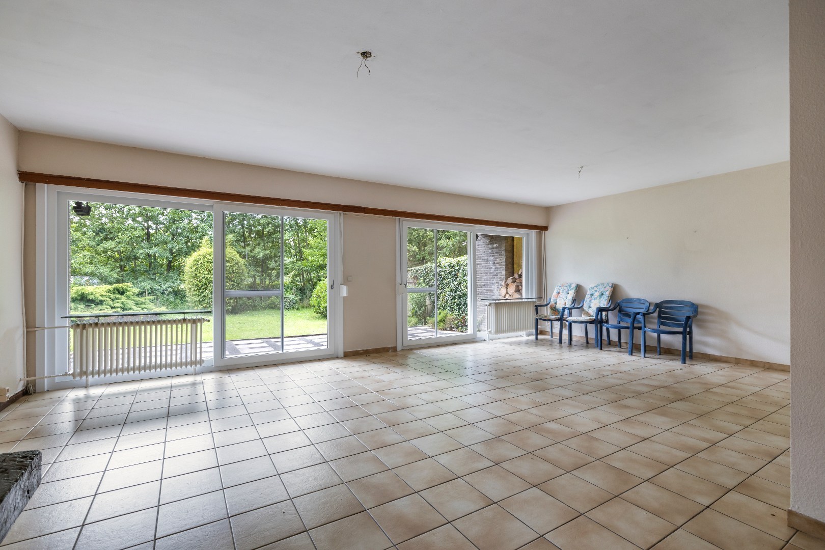 Ruime open bebouwing op prachtig perceel van 1886 m²/ 42m straatbreedte in het groen – 3 slaapkamers, garage en unieke lichtinval - foto 5