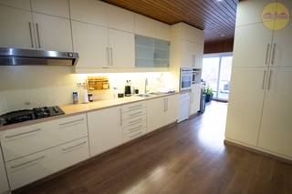 Handelspand met appartement in het centrum van Meerhout.Uitstekende ligging aan de Veldstraat, nabij de markt en de ruime parking.Handelsruimte op...