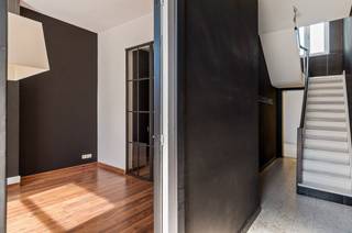 <div><div> <p>Verder af te werken woning met tuin en achteruitweg.</p><p>Deze karaktervolle woning is rustig gelegen in een éénrichtingsstraat en biedt een uitstekende basis voor wie op zoek is naar een eigendom die nog volledig naar eigen smaak kan worden ingericht. De oost-georiënteerde tuin met veel privacy en de praktische achteruitweg via een servitude vormen hierbij een mooie extra troef. Via de inkomhal komt u in de voor- en tussenkamer, afgewerkt met een laminaatvloer en verbonden door een moderne metalen tussendeur. Achteraan bevindt zich een afzonderlijk toilet. Een keuken is nog niet voorzien, waardoor de indeling en afwerking volledig vrij te bepalen zijn. Op de eerste verdieping is er ruimte om twee slaapkamers en een badkamer in te richten. Deze verdieping dient verder afgewerkt te worden, wat de mogelijkheid biedt om alles volledig naar eigen wens vorm te geven. De woning werd in 2007-2008 grondig verbouwd. De daken werden vernieuwd en geïsoleerd en de verwarming gebeurt via een condensatieketel op gas. De achterliggende tuin met servitude zorgt voor een vlotte en praktische toegang. Een interessante opportuniteit voor wie op zoek is naar een woning met potentieel en een rustige ligging. </p></div> </div>