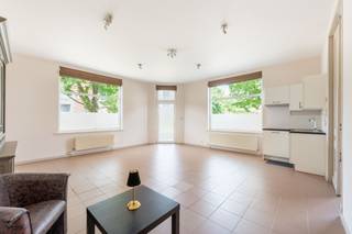 Op een uitstekende hoeklocatie, op de kruising van de Schriek en de Karel De Windtstraat, bevindt zich deze charmante en instapklare commerciële ruimte van ca. 90 m².<br /><br />Dankzij de prominente hoekligging geniet je hier van maximale visibiliteit en een aangename lichtinval. De ruimte leent zich perfect als kantoor, praktijkruimte, atelier of winkel en is onmiddellijk beschikbaar voor wie zonder zorgen van start wil gaan.<br /><br />Binnenin is het pand praktisch ingedeeld in twee afzonderlijke zones. Daarnaast is er een ingerichte keuken en een douche aanwezig.<br /><br />Een extra troef zijn de twee toegangen: een representatieve inkom op de hoek én een afzonderlijke achterdeur voor medewerkers, leveringen of privégebruik.<br /><br />Op zoek naar een commerciële ruimte met karakter en een sterke ligging?<br />Neem contact voor meer informatie of een bezoek ter plaatse.