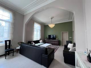 Ruim gebouw met handelsgelijkvloers, 2 appartementen en zolderverdieping – niet vergund in huidige opdeling.Dit ruime pand biedt bijzonder veel potentieel voor wie op zoek is naar een combinatie van wonen en werken of een opbrengsteigendom met toekomstwaarde.Indeling (momenteel in gebruik als):Gelijkvloers: Handelsruimte is heden een café. Verdieping 1 &amp; 2: Twee woon entiteiten, elk met aparte toegang. Zolderverdieping: Grote ruimte verdeeld in 5 kamers met potentieel voor bijkomende inrichting (onder voorbehoud van vergunning).Troeven: Aparte toegangen voor handel en wonen - Handel kan heden bekeken worden naar stopzetting of verzetting.Interessant renovatie- of regularisatieproject.- Gelegen op een strategische locatie op 't Zuid, centraal gelegen tussen de Amerikalei en de Troonplaats, dichtbij KDG. Abricasa – Vastgoed voor generaties: Jouw vastgoedpartnerWil je jouw eigendom verkopen of zoek je een vastgoedmakelaar voor verhuur of beheer?Abricasa biedt persoonlijke begeleiding bij al uw vastgoedvragen, van begin tot eind. Leer ons kennen