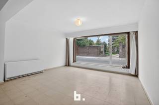 Dit appartement, gelegen in een kleinschalig gebouw met slechts 4 wooneenheden, combineert ruimte, licht en een centrale ligging. Op wandelafstand vindt u zowel winkels als het station, waardoor comfort en bereikbaarheid hand in hand gaan.<br /><br />Bij het binnenkomen leidt de inkomhal u naar het slaapgedeelte aan de rustige achterkant van het gebouw. Hier bevinden zich twee slaapkamers van gelijke grootte en de badkamer met ligbad en lavabomeubel. Daarnaast is er een apart toilet voorzien.<br /><br />Aan de linkerzijde van de inkomhal ontdekt u de ruime, lichtrijke leefruimte. De gesloten keuken sluit aan op de woonkamer en beschikt over een praktische aparte berging.<br /><br />Met een totale oppervlakte van ca. 99 m² biedt dit appartement een aangenaam wooncomfort. Bovendien werd het recent volledig geschilderd, waardoor het meteen klaar is voor een nieuwe bewoner.<br /><br />Troeven:<br />- Kleinschalig complex (4 appartementen)<br />- Centrale ligging, op wandelafstand van winkels en station<br />- 2 volwaardige slaapkamers<br />- Buitenruimte aanwezig<br />- Ruime, lichtrijke woonruimte<br />- Badkamer met ligbad en lavabomeubel<br />- Aparte berging en apart toilet<br />- Net volledig geschilderd<br />- Geen renovatieplicht<br /><br />Heeft u vragen of wenst u een bezoek?<br />Contacteer ons vandaag nog voor meer informatie of een afspraak!<br />0479 616 455 of julie@bricx.be