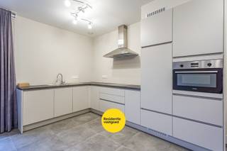 Deze prachtige assistentiewoning, gelegen op de eerste verdieping, is de perfecte plaats waar senioren zelfstandig kunnen wonen met toegang...