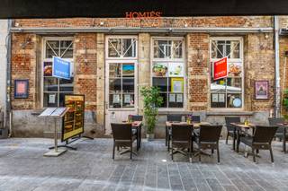 Gelegen in de welgekende Muntstraat, één van de meest levendige en drukbezochte straten in het historische centrum van Leuven, bevindt zich dit ruime handelspand op nummer 22. Dankzij de uitstekende ligging en de dagelijkse passage van studenten, inwoners en toeristen geniet het pand van een sterke commerciële zichtbaarheid. Het handelspand is verdeeld over verschillende verdiepingen en beschikt op het gelijkvloers over een handelsruimte met bar van ca. 70 m². Op de eerste verdieping bevinden zich twee afzonderlijke ruimtes van ca. 7 m² en 27 m², evenals een mannentoilet van ca. 5 m² en een vrouwentoilet van ca. 4,5 m². De tweede verdieping omvat een bijkomende ruimte van ca. 15 m² en een ruime berging van ca. 30 m². Daarnaast beschikt het pand over een kelder, die bijkomende opslagmogelijkheden biedt.Dankzij de bestaande bar, de ruime indeling en de verschillende nevenruimtes biedt het pand tal van mogelijkheden voor een commerciële of horecagerelateerde invulling. Huurprijs: € 3.500 per maand. Een interessante opportuniteit voor wie op zoek is naar een ruim handelspand op een absolute toplocatie in hartje Leuven. Neem gerust contact met ons op voor meer informatie of een bezichtiging via info@homies.be