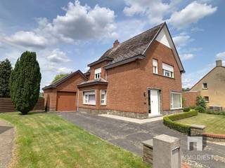 Deze charmante woning in Tessenderlo biedt een klassieke uitstraling gecombineerd met ruimte en potentieel. De uitnodigende voortuin en royale...