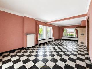 <p><strong>RUIME HALFOPEN BEBOUWING (222M² BEWOONBAAR)</strong> met <strong>UITBREIDINGSMOGELIJKHEDEN</strong> op een uitstekende ligging in <strong>ZOTTEGEM</strong>. Gelegen in een <strong>VERKEERSLUWE WOONOMGEVING</strong> biedt deze gezinswoning een ideale combinatie van ruimte en <strong>POTENTIEEL</strong>. De lichtrijke woonkamer en keuken vormen het warme hart van de woning en creëren een <strong>AANGENAME LEEFOMGEVING VOOR HET HELE GEZIN</strong>. Verder beschikt de woning over <strong>DRIE SLAAPKAMERS</strong>, twee badkamers, veranda, berging en <strong>RUIME ZOLDER (46M²)</strong> die tal van mogelijkheden biedt voor <strong>EXTRA SLAAPKAMERS, HOBBYRUIMTE OF HOME-OFFICE</strong>. Ook de <strong>PRAKTISCHE KELDER</strong> zorgt voor bijkomende opbergmogelijkheden. Buiten geniet u van een <strong>VRIJSTAANDE GARAGE (40M²)</strong> met berg- en werkplaats, oprit met extra parkeergelegenheid en een <strong>AANGENAME TUIN</strong>. De woning beschikt reeds over <strong>DUBBELE BEGLAZING</strong>, <strong>DAKISOLATIE</strong> en er <strong>GEEN RENOVATIEPLICHT</strong>. Dankzij de <strong>VLOTTE VERBINDING</strong> naar winkels, scholen, openbaar vervoer en belangrijke invalswegen is dit een ideale gezinswoning op <strong>CENTRALE LOCATIE IN ZOTTEGEM</strong>.<br /><br />Adres: Rijkbos 37 te Zottegem<br /><br />Geen renovatieplicht; P-score: A, G-score: A; Bestuursmaatregelen in maatregelenregister: neen; Vrij bij akte.</p>