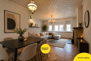 Deze te renoveren rijwoning is rustig gelegen in Blankenberge en biedt tal van mogelijkheden voor wie op zoek is naar ruimte en potentieel. De woning bevindt zich op een perceel van 226 m² en beschikt over een bewoonbare oppervlakte van ca. 147 m². Dankzij de brede garage en diepe tuin is dit pand ideaal voor wie wonen en praktische bergruimte wil combineren.<br /><br />Op het gelijkvloers bevindt zich een inkomhal met toegang tot een berging, badkamer en een ruime garage die rechtstreeks uitgeeft op de tuin. De eerste verdieping omvat een woonkamer met gaskachel, een aparte keuken en een volwaardige slaapkamer. Achteraan geniet u van een onderhoudsvriendelijke tuin met terras en een bijgebouw, voorzien van raamopeningen en aansluitingen voor water en elektriciteit.<br /><br />De woning is uitgerust met deels dubbele en deels enkele beglazing, een plat dak en verwarming op gas. Elektriciteit is niet conform en het EPC-label F (625 kWh/m²) duidt op een renovatieplicht, wat interessante kansen biedt voor wie deze woning volledig naar eigen smaak wil moderniseren.<br /><br />Een eigendom met veel volume, een sterke basis en een uitstekende ligging nabij het centrum en de kust. Ideaal als renovatieproject of investering.<br /><br />Neem voorsprong met een vrijblijvende en gratis schatting van uw eigendom via:<br />http://www.residentievastgoed.be/gratisonlineschatten
